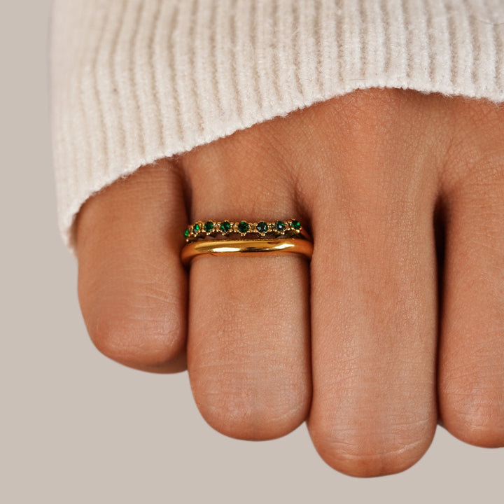 Anello in Smeraldo con Design Sovrapposto Elegante e Scintillante