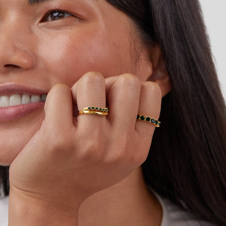 Anello in Smeraldo con Design Sovrapposto Elegante e Scintillante