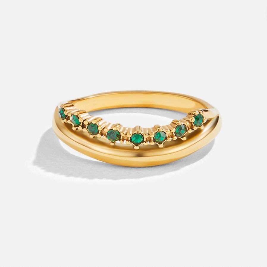 Anello in Smeraldo con Design Sovrapposto Elegante e Scintillante