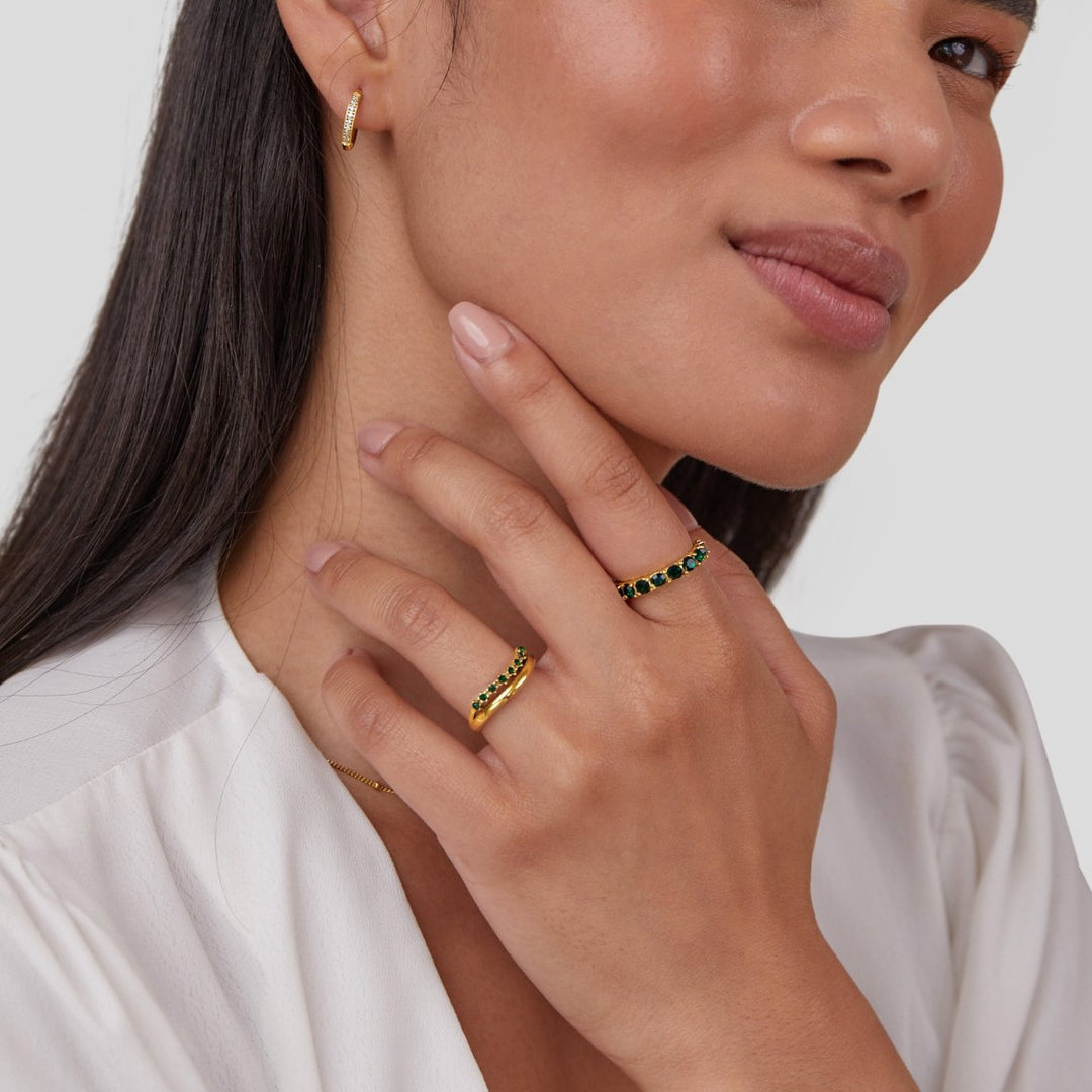 Anello in Smeraldo con Design Sovrapposto Elegante e Scintillante