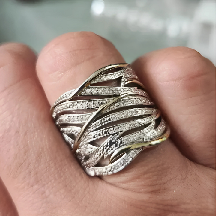 Anello torciglione multistrato elegante per uno stile sofisticato