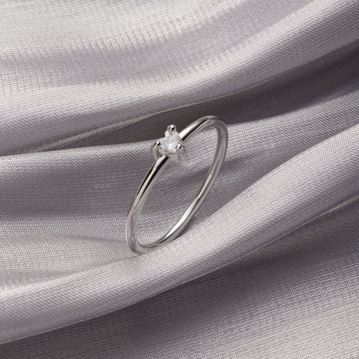 Anello elegante in cristallo a forma di cuore, un gioiello affascinante