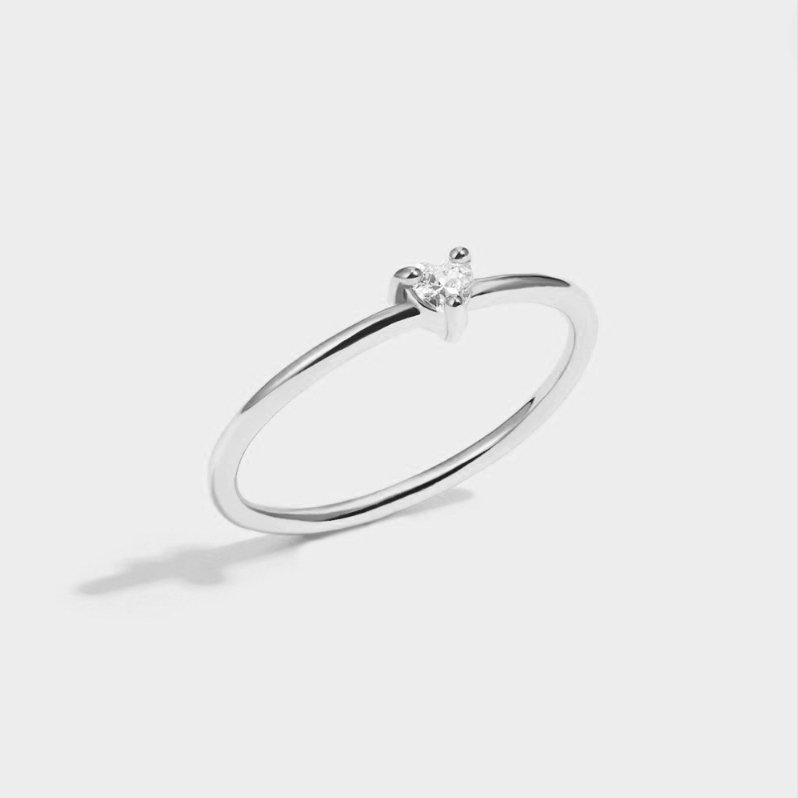 Anello elegante in cristallo a forma di cuore, un gioiello affascinante