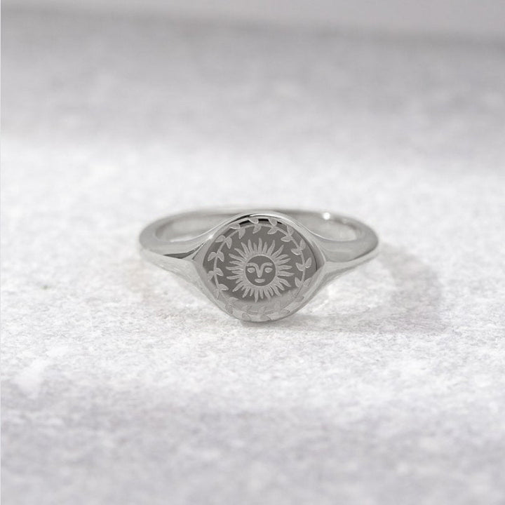 Elegante anello in argento per celebrare il solstizio d'estate