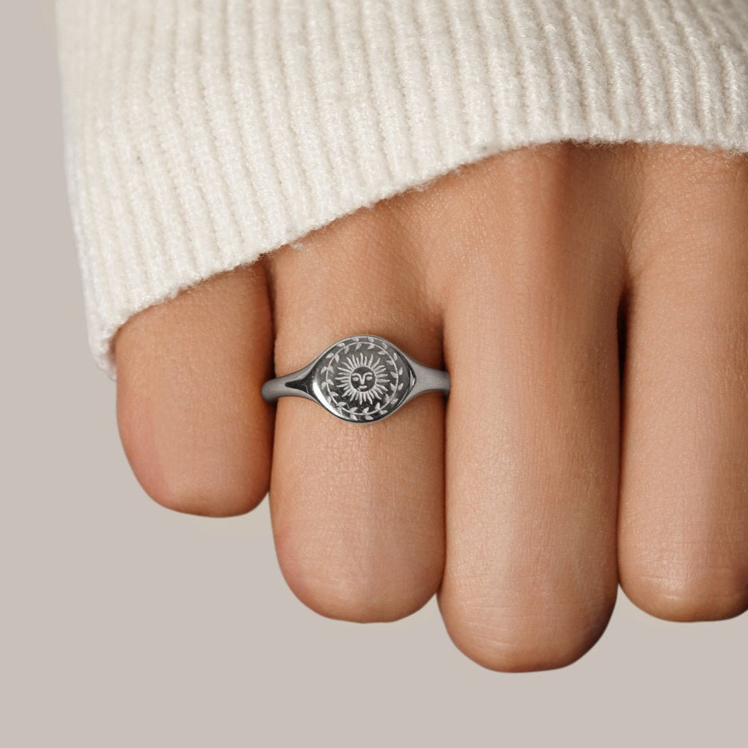 Elegante anello in argento per celebrare il solstizio d'estate