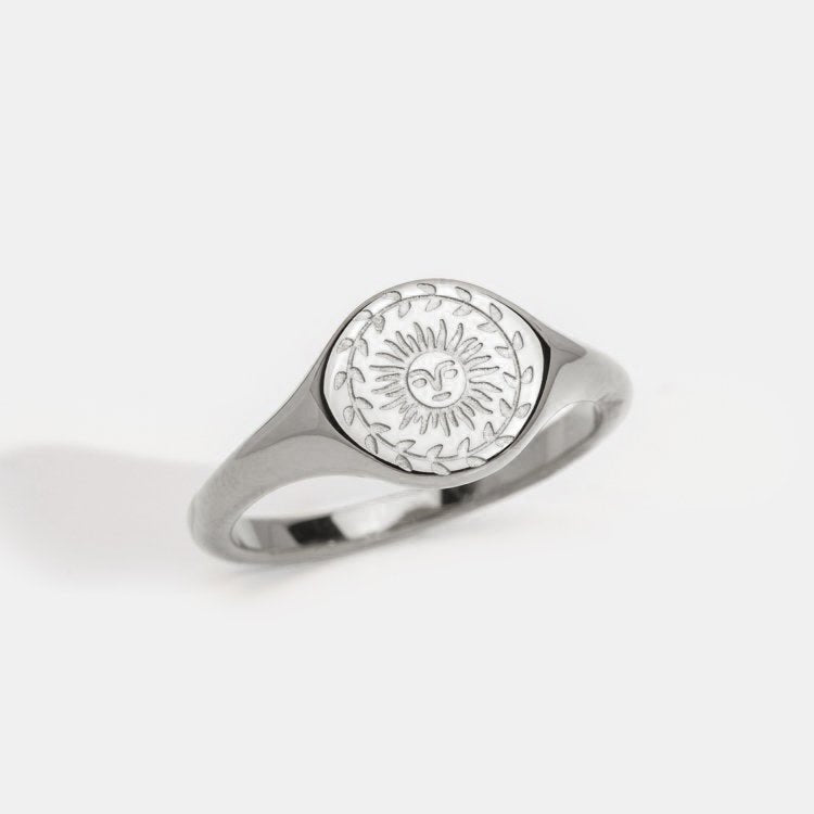 Elegante anello in argento per celebrare il solstizio d'estate