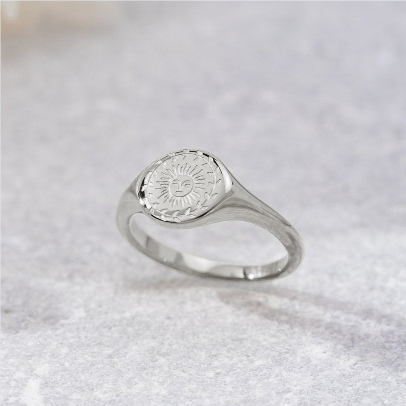 Elegante anello in argento per celebrare il solstizio d'estate