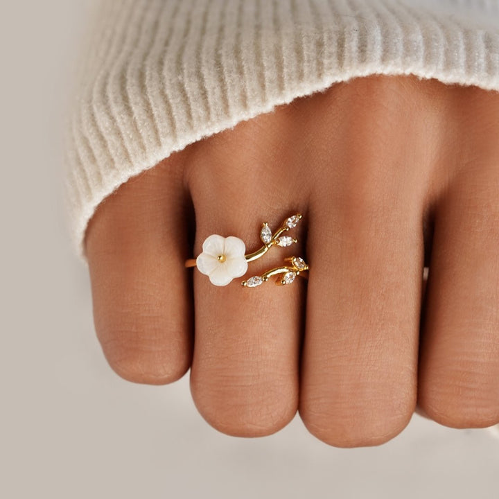 Anello Elegante con Fiore Bianco Sfavillante - Perfetto per Tutte le Occasions