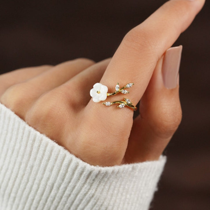 Anello Elegante con Fiore Bianco Sfavillante - Perfetto per Tutte le Occasions