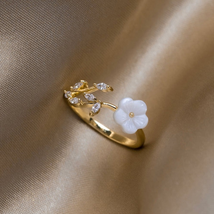 Anello Elegante con Fiore Bianco Sfavillante - Perfetto per Tutte le Occasions