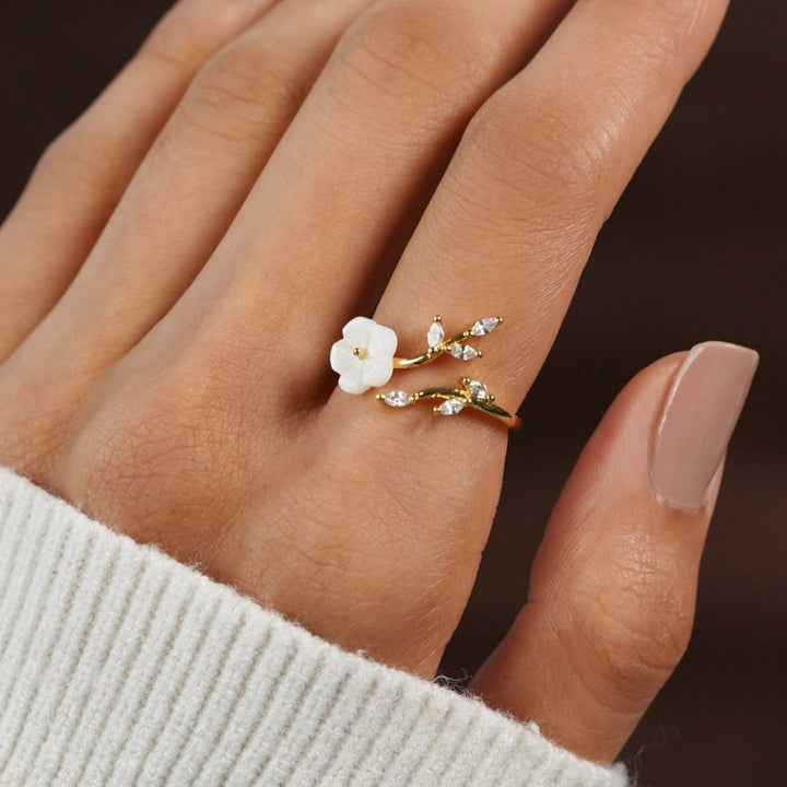 Anello Elegante con Fiore Bianco Sfavillante - Perfetto per Tutte le Occasions