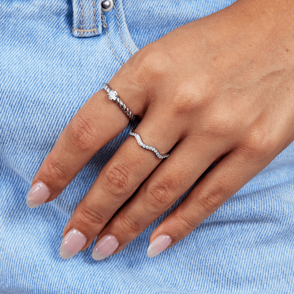 Anello in cristallo elegante con onde d'argento raffinate