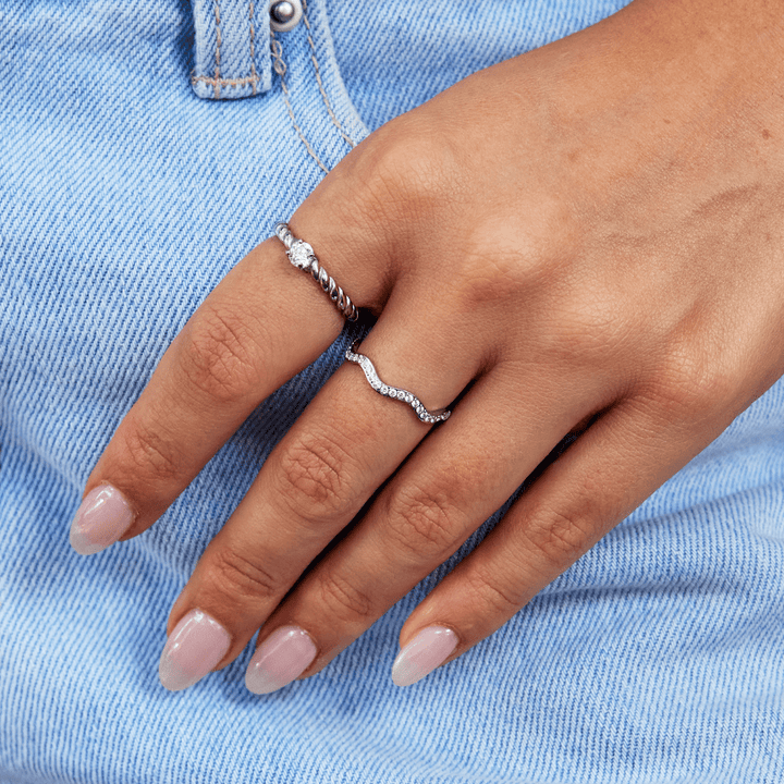 Anello in cristallo elegante con onde d'argento raffinate