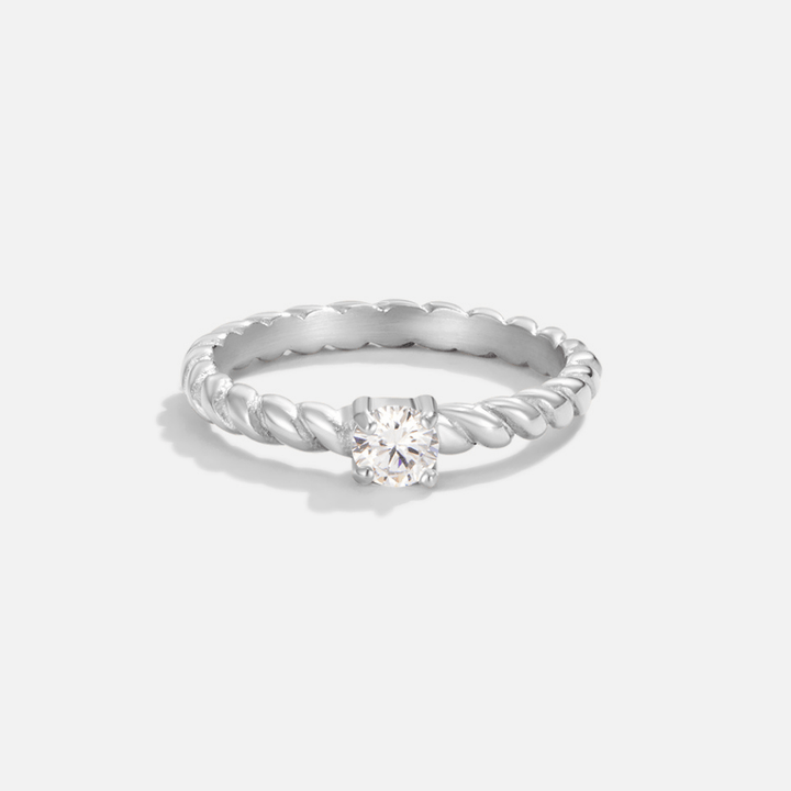 Anello in cristallo argentato intrecciato elegantemente ispirato al glamour urbano